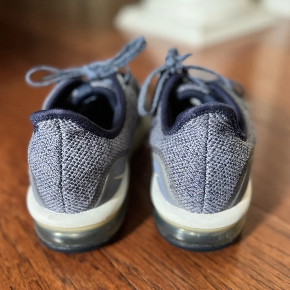 Kids Nike Air Max blue sneakers, size 6Y